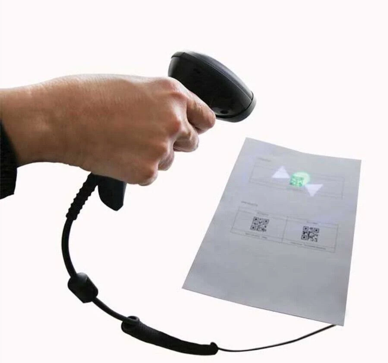 Eine Hand, die einen Barcode-Scanner über einem Dokument mit QR-Codes hält.