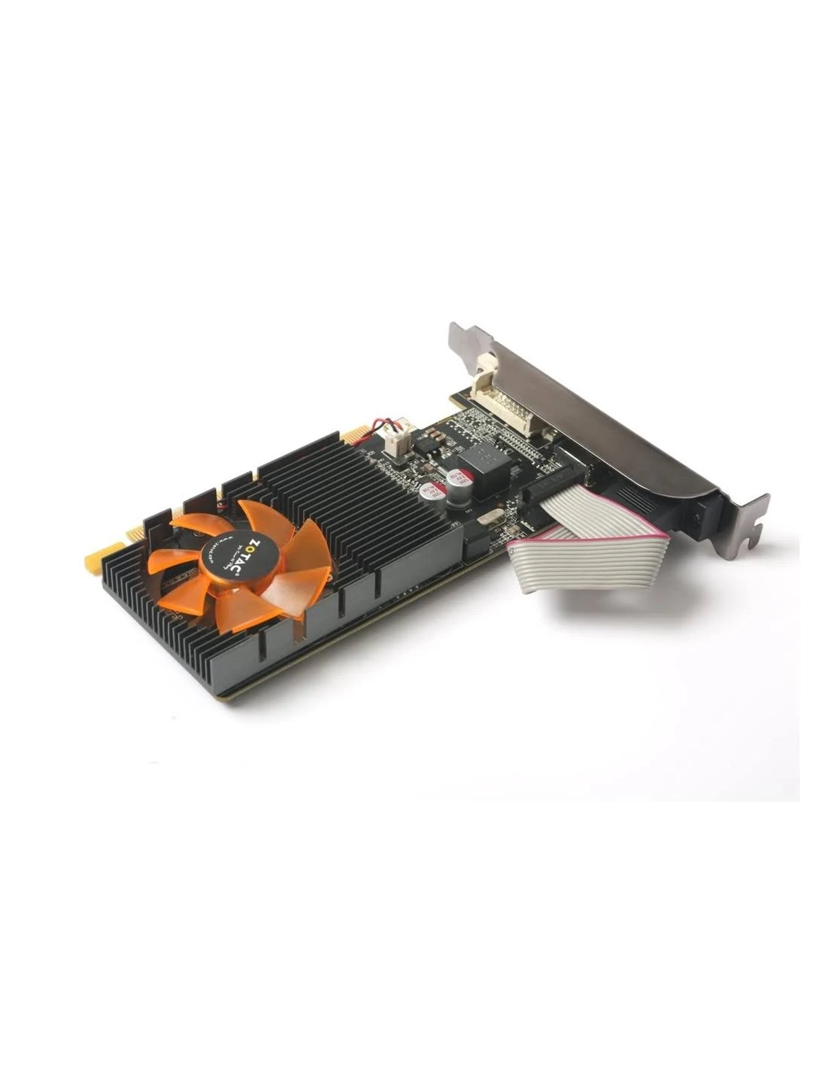 Karta graficzna z pomarańczowym wentylatorem, czarnym radiatorem i złączami. Białe tło.