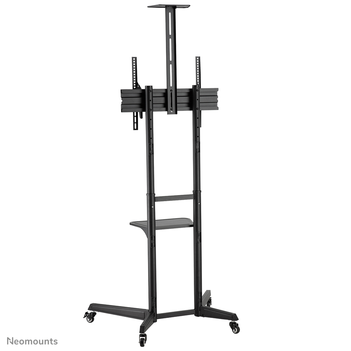 Un supporto TV nero e argento con ruote. Ha un ripiano e un supporto per una TV a schermo piatto.