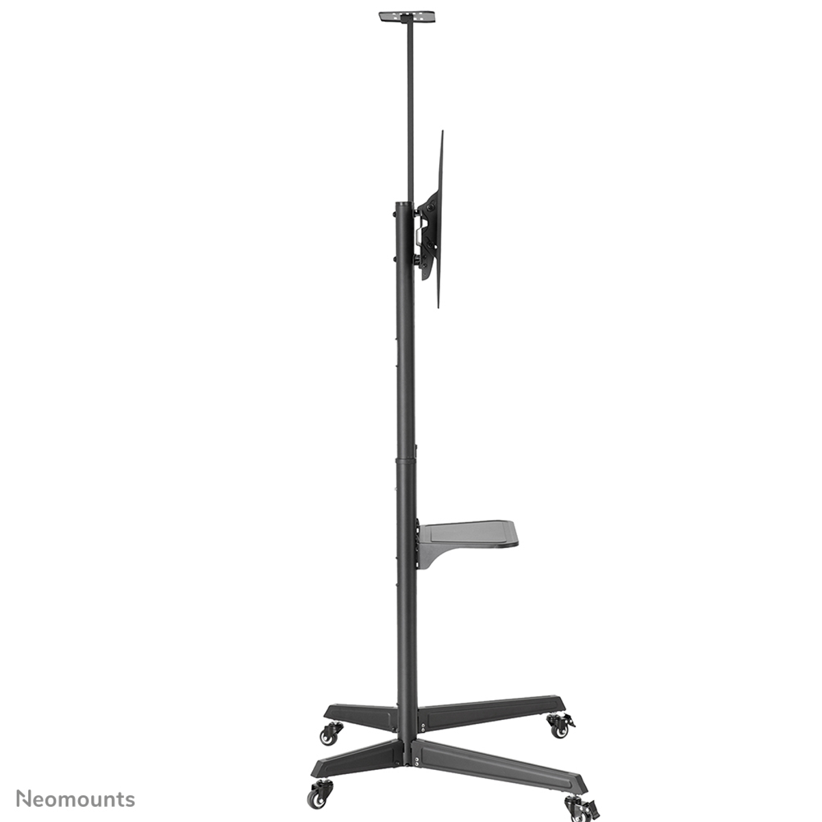 Un supporto TV nero con ruote, un ripiano e un palo alto che supporta una TV.