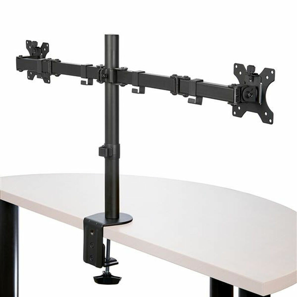 Supporto monitor nero su scrivania bianca, con palo centrale e bracci per due monitor.