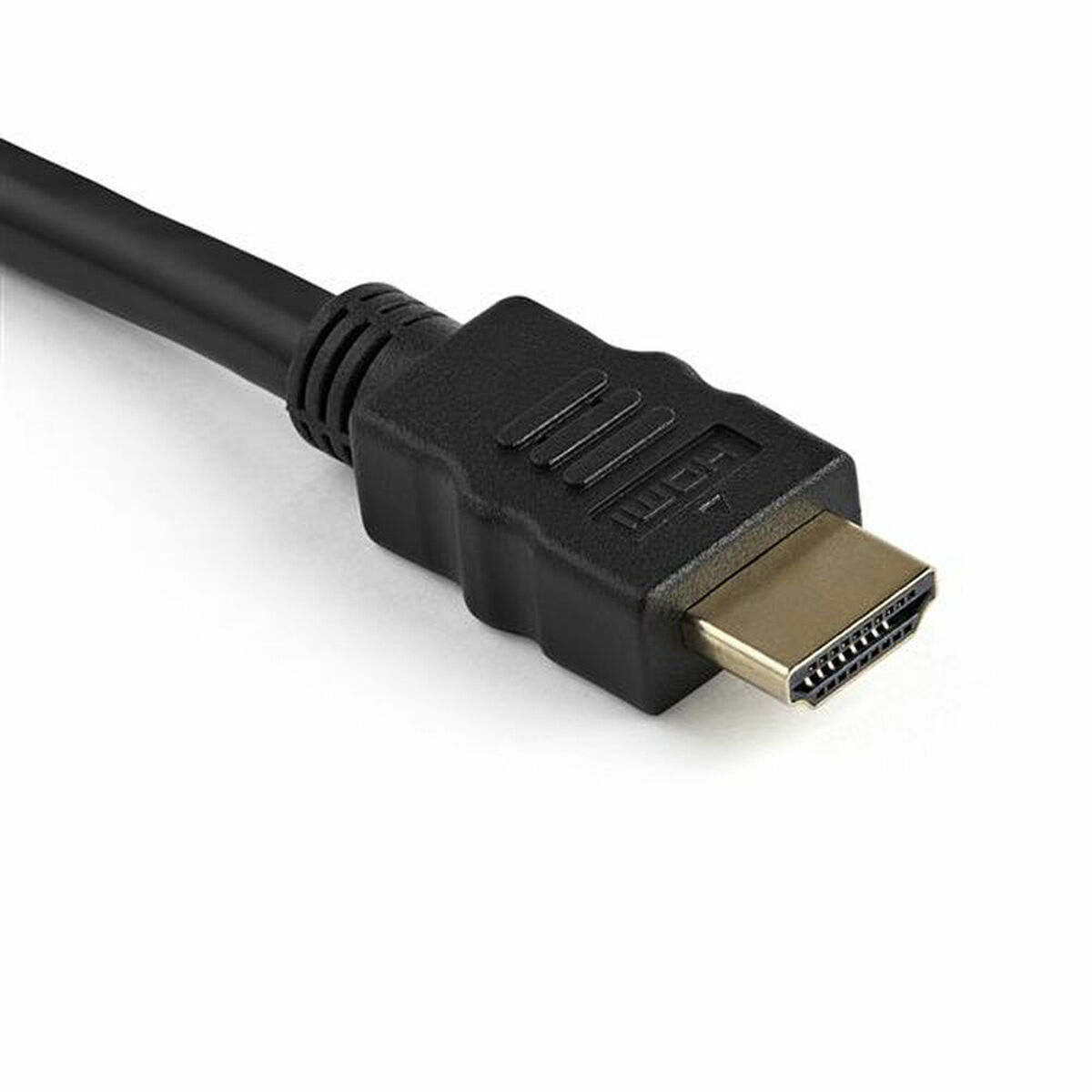 Un cable HDMI negro con un conector dorado. El cable está sobre fondo blanco.