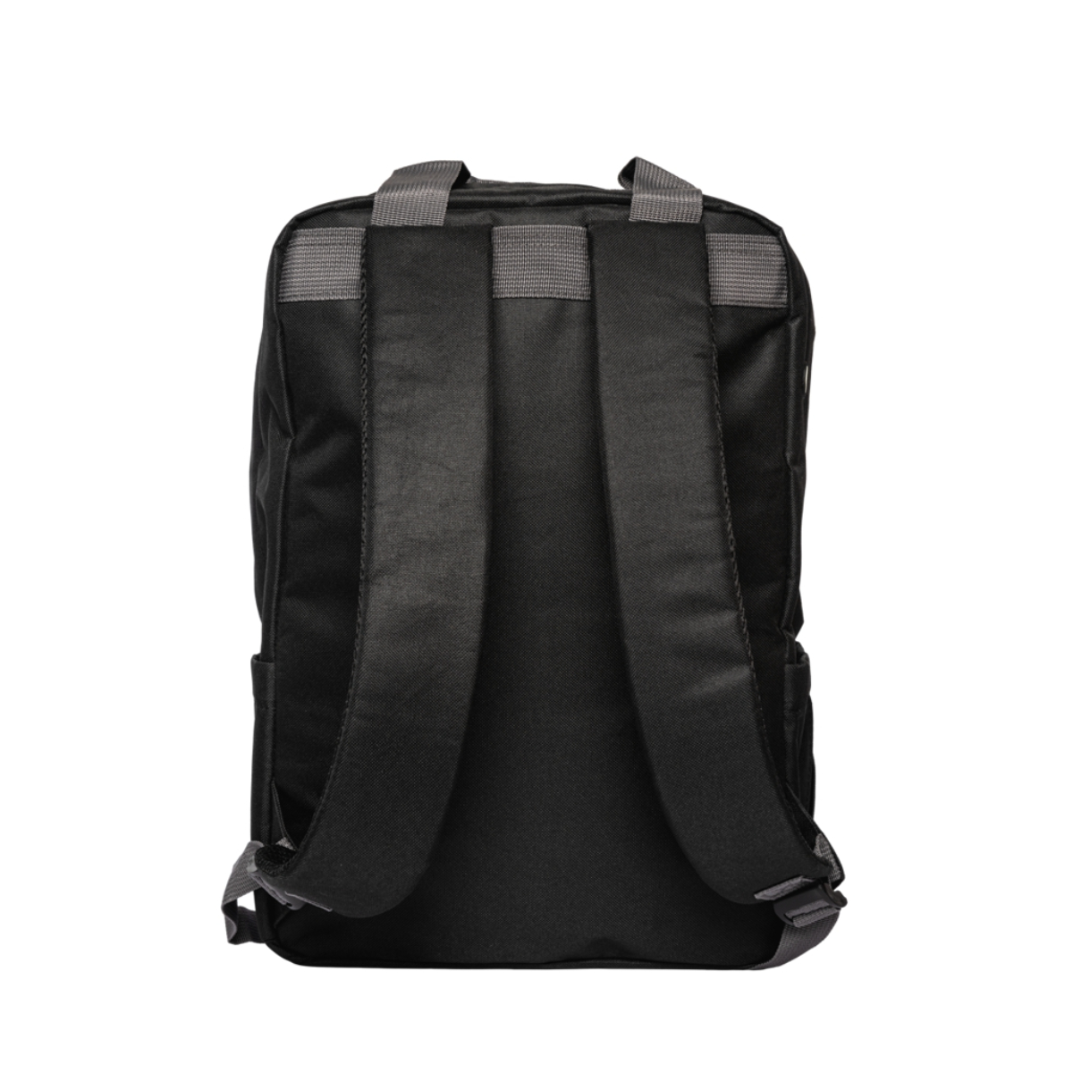 Mochila negra vista por detrás con dos correas y un asa en la parte superior. Fondo blanco.
