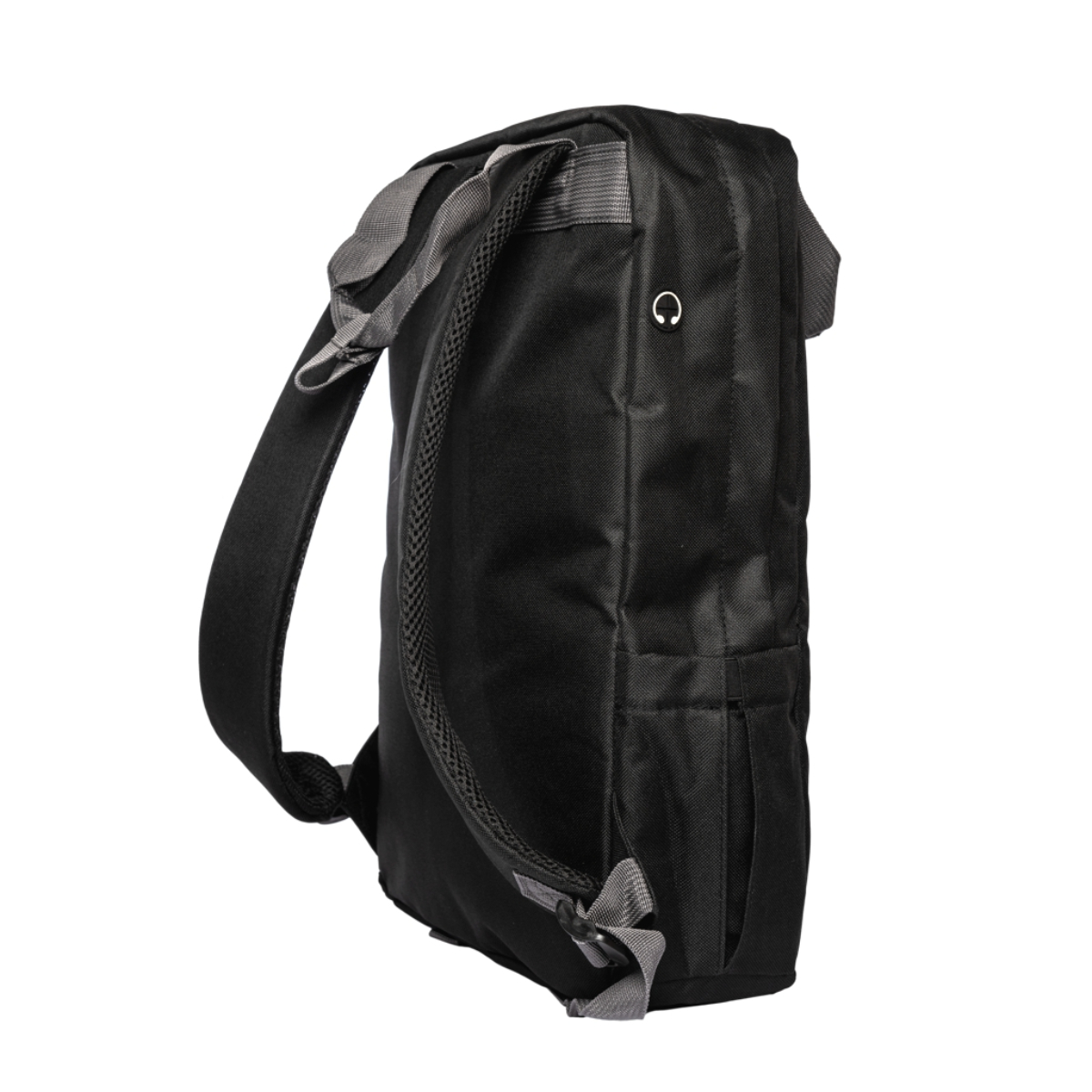 Vista lateral de mochila negra. Presenta una sola correa, un bolsillo lateral y un asa en la parte superior. Fondo blanco.