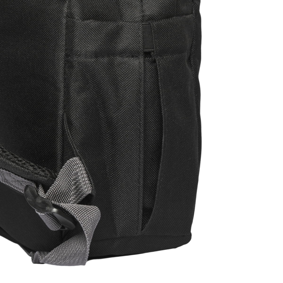 Primer plano de una mochila negra con una correa gris y un bolsillo lateral.