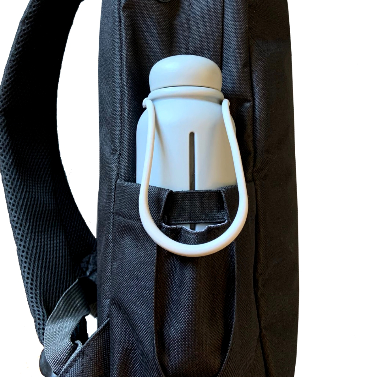 Mochila negra con una botella de agua en el bolsillo lateral. Correa blanca en la botella.