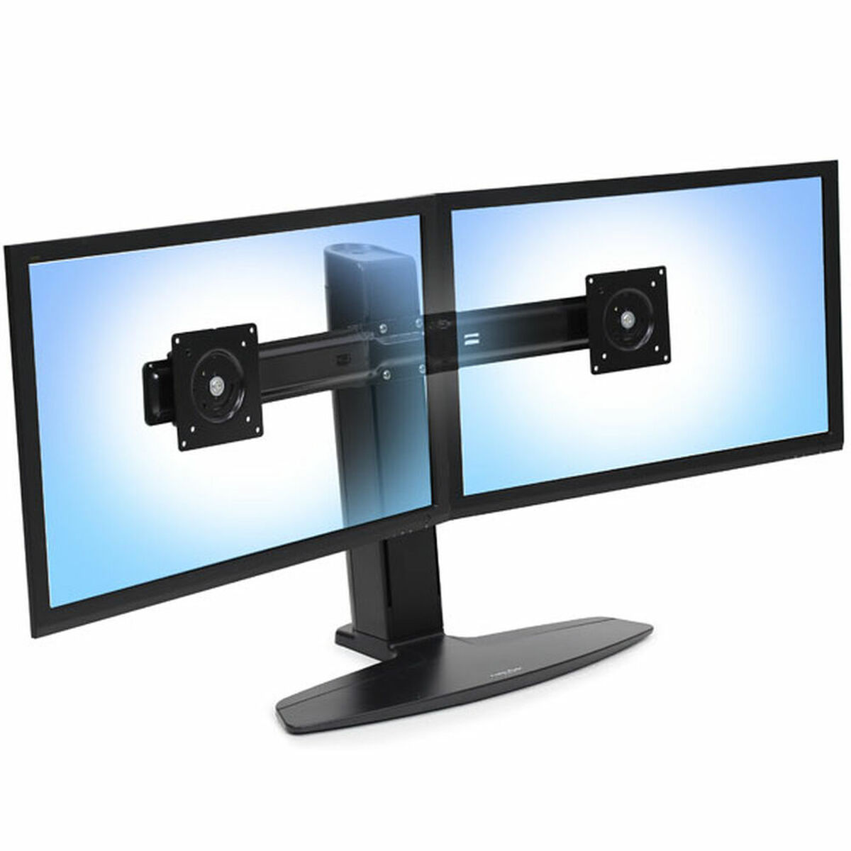 Een zwarte standaard voor twee monitoren met twee monitoren op witte achtergrond.