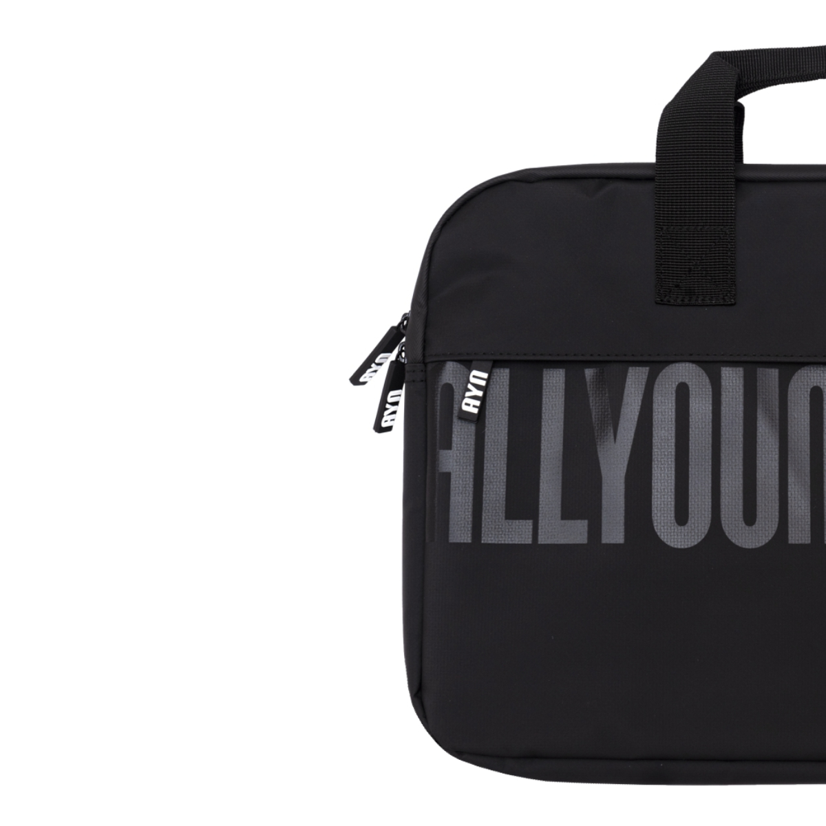 Bolsa negra con asa. La bolsa tiene la palabra "ALLYOUNG" en letras grises.