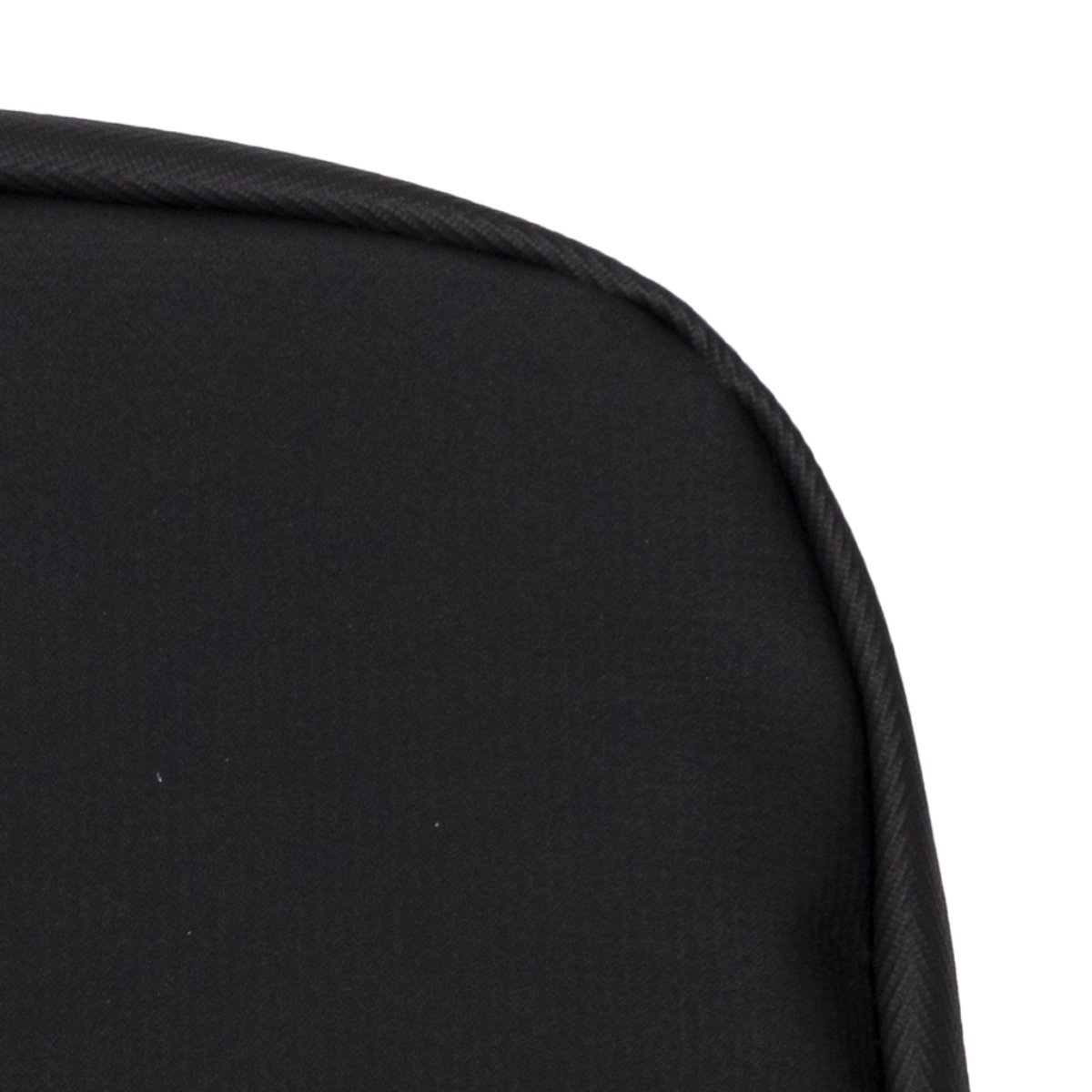 Primer plano de una esquina de silla tapizada en negro, mostrando el borde y la tela.