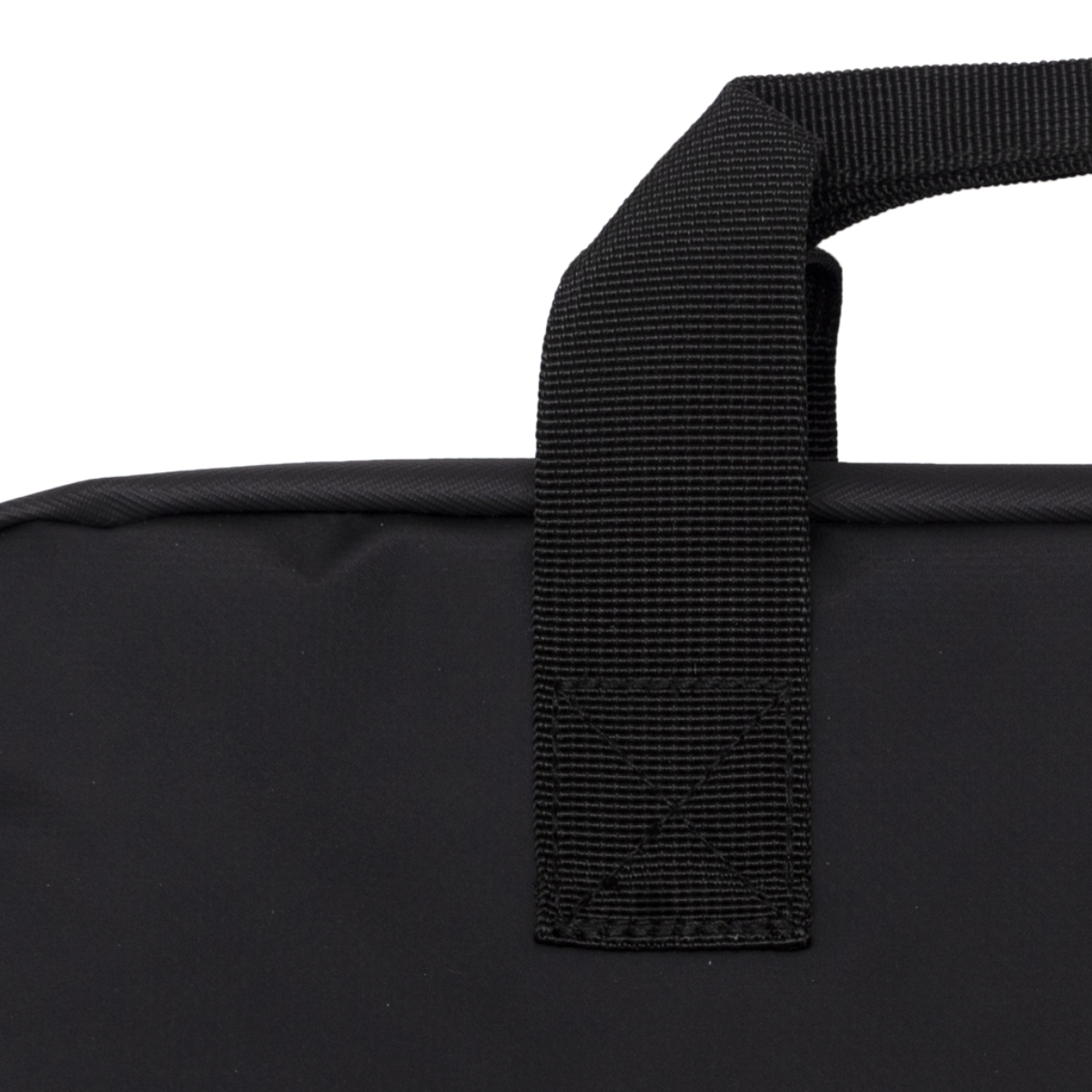 Primer plano de un asa de bolsa negra con una correa negra sobre un fondo blanco.