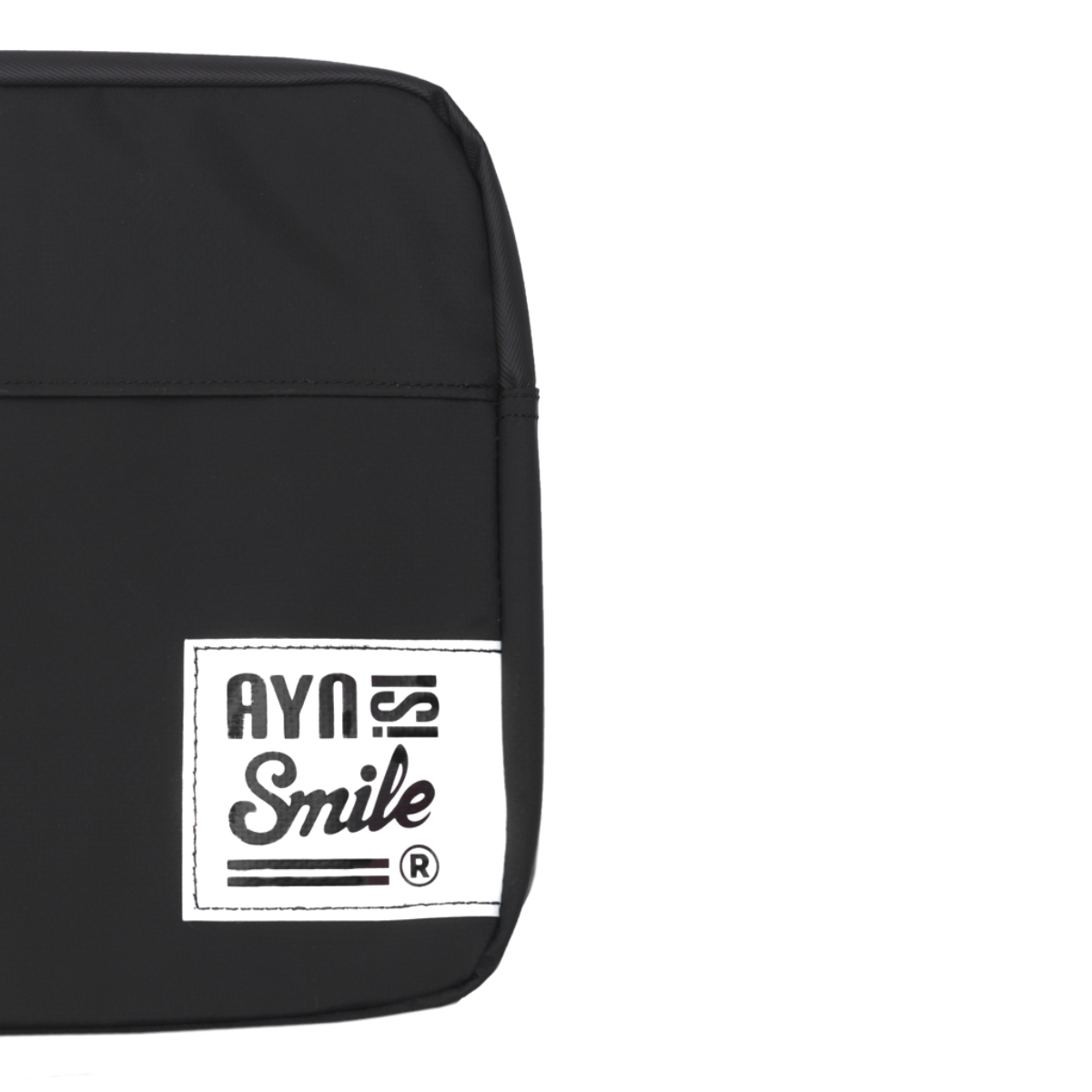 Primo piano di custodia nera per laptop con logo AYN Smile bianco.