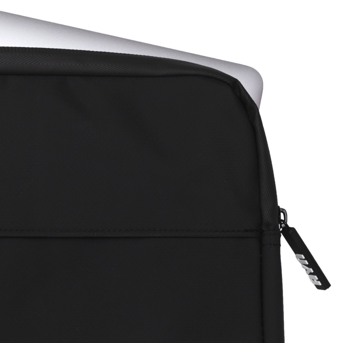 Custodia nera per laptop con laptop argentato parzialmente inserito. Cerniera visibile.