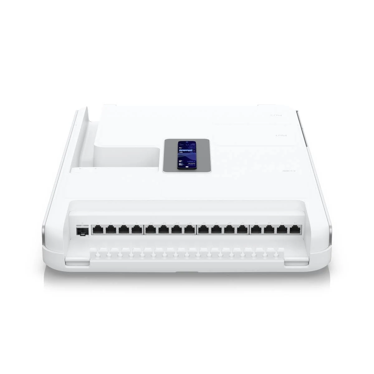 Weißes Netzwerkgerät mit mehreren Ethernet-Ports und einem kleinen Bildschirm. Es ist auf weißem Hintergrund.