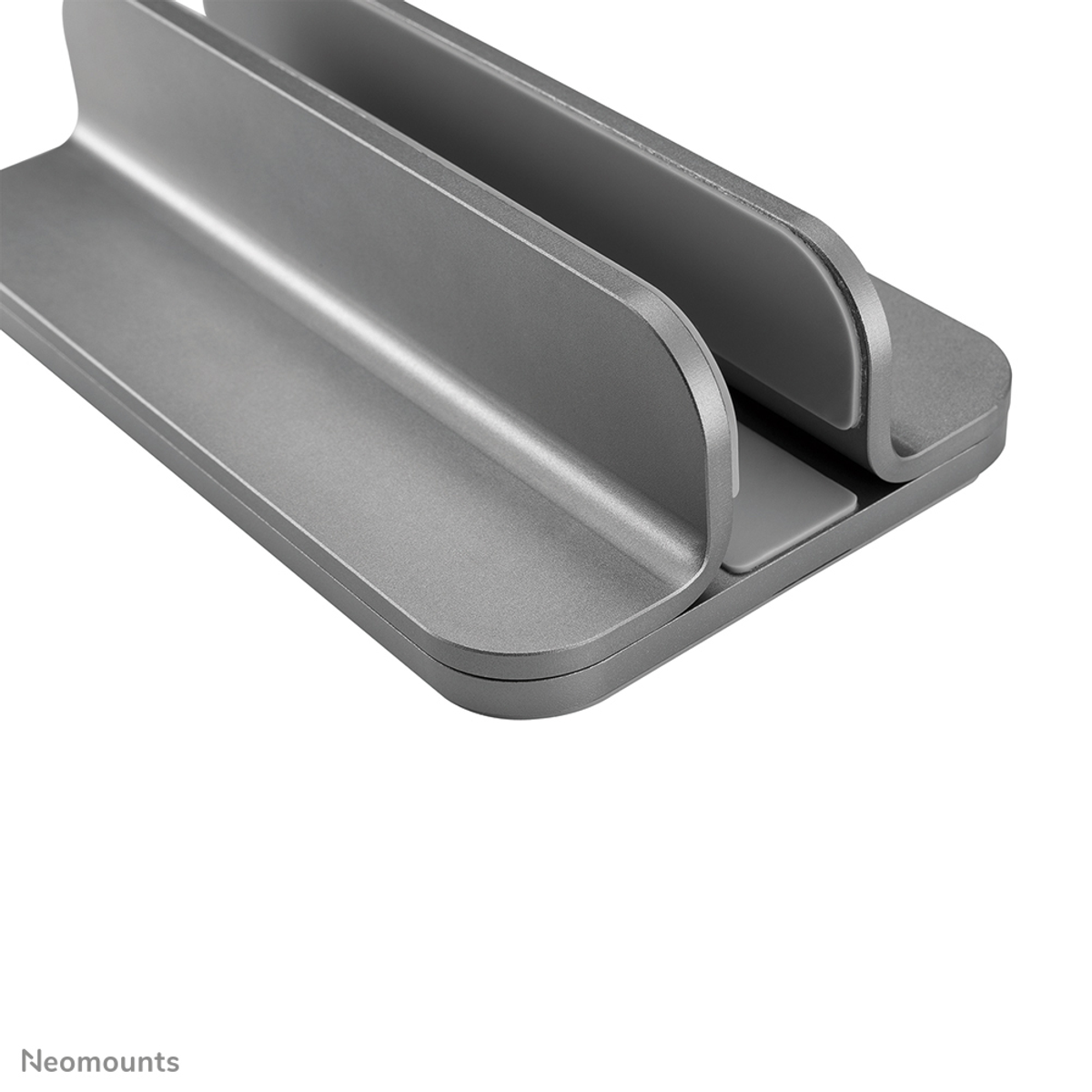Soporte metálico gris para portátil de doble ranura.