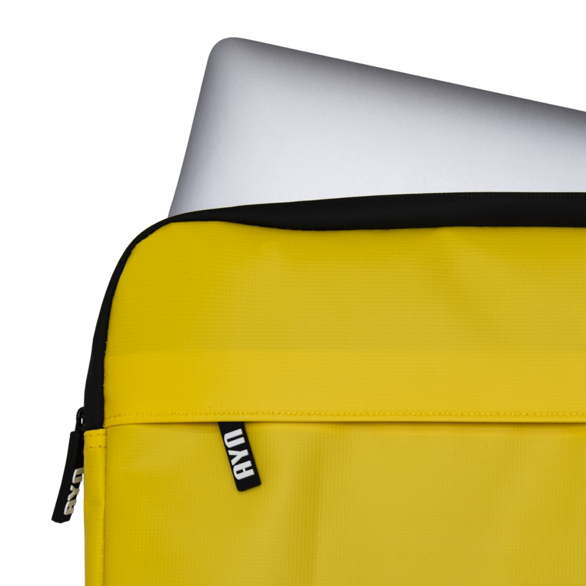 Funda amarilla para portátil con portátil dentro. Cremallera negra y etiqueta pequeña.