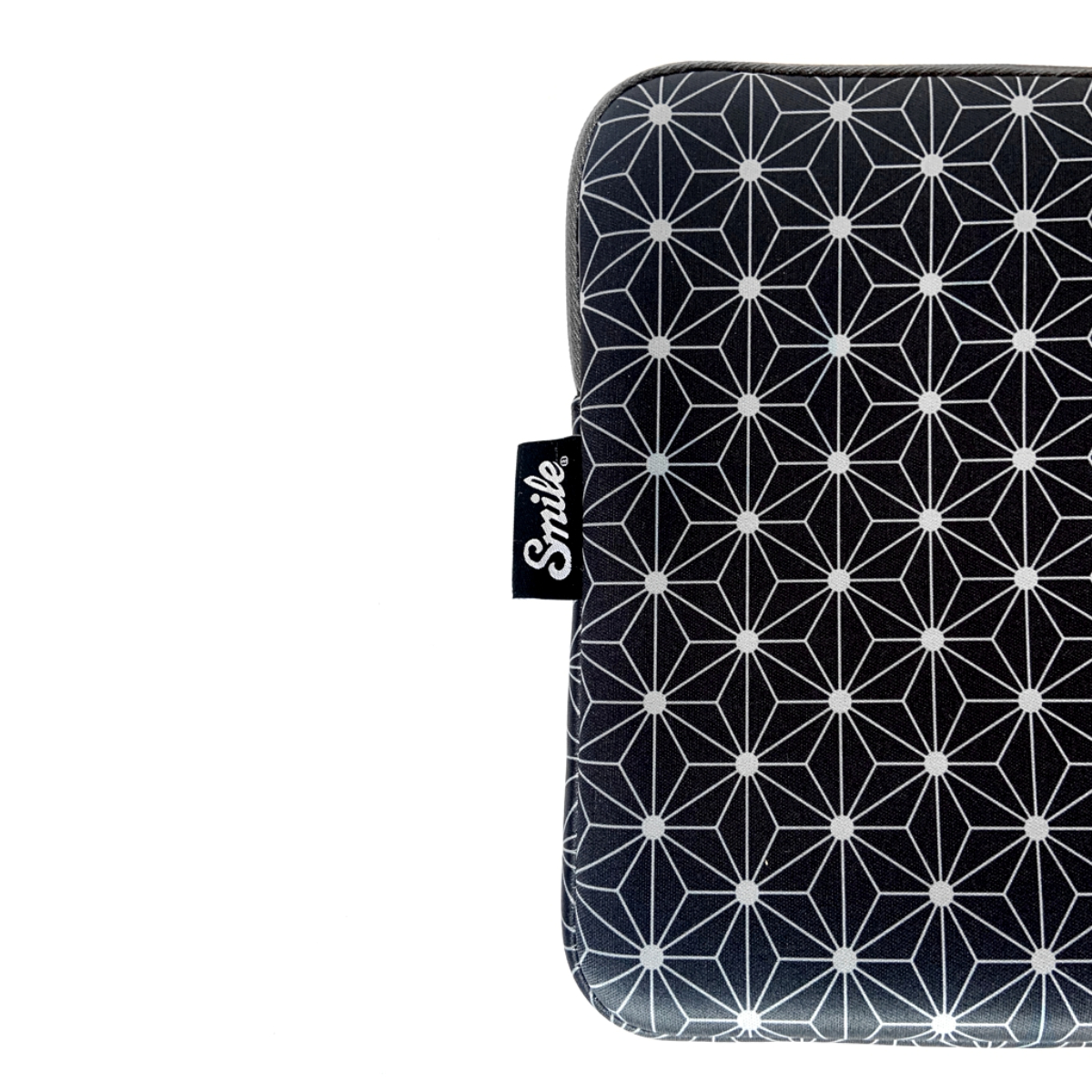 Custodia per laptop nera con motivo geometrico bianco ed etichetta "Smile".