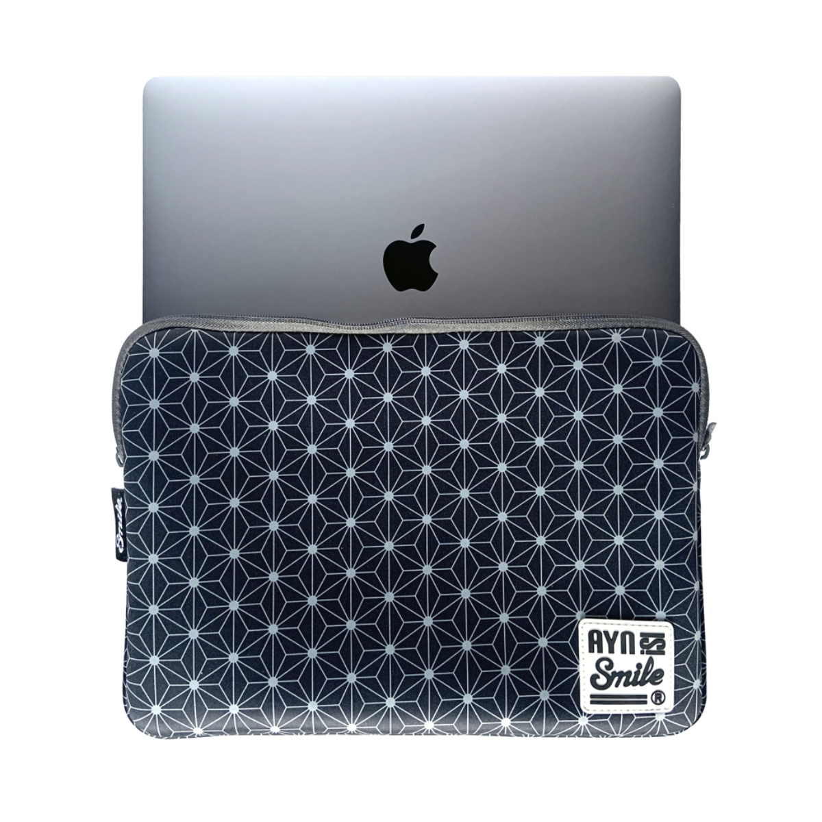 Laptop in custodia blu navy con motivo geometrico bianco e l'etichetta 'AYN Smile'.