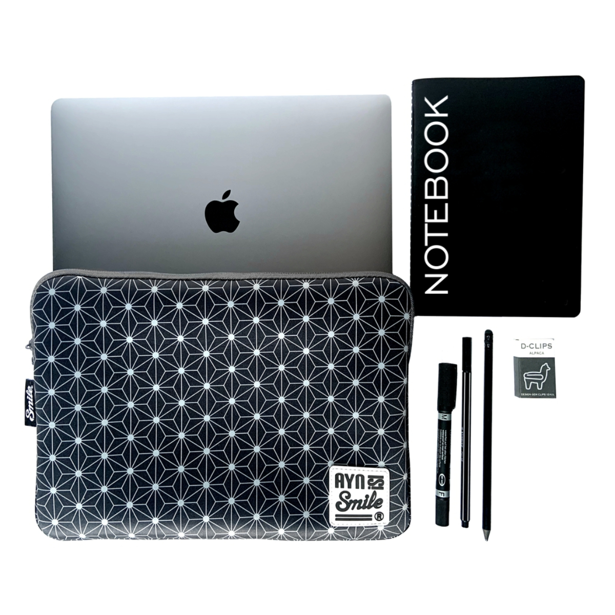 Laptop, custodia, taccuino, penna e accessori su superficie bianca.