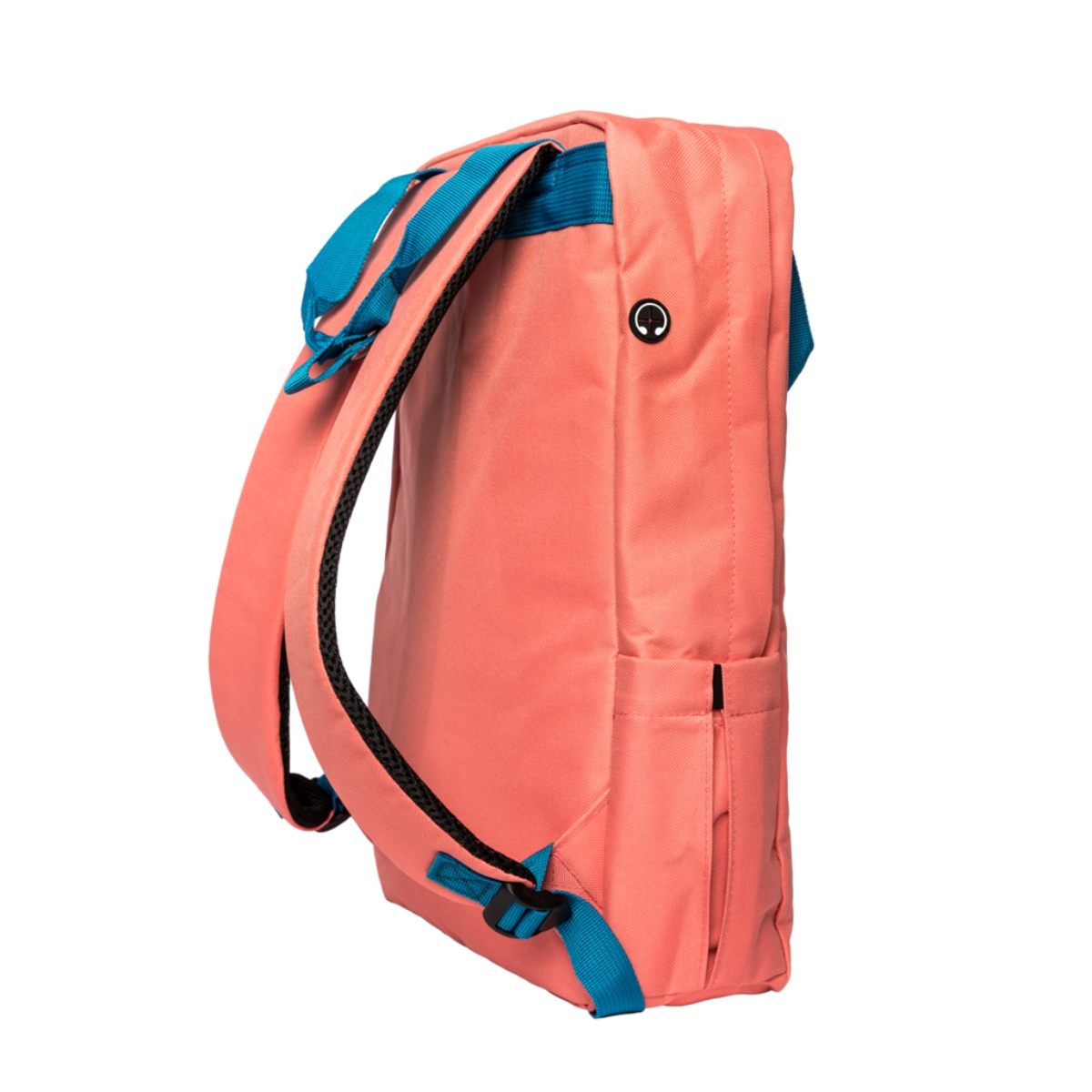 Korallenfarbener Rucksack mit blauen Trägern und einer Seitentasche, von der Seite betrachtet, isoliert auf Weiß.