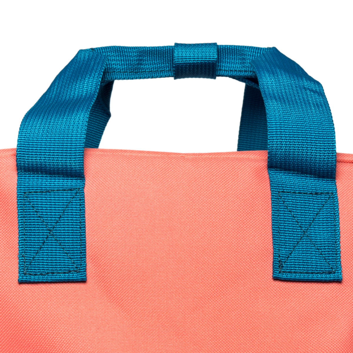 Primer plano de una bolsa color coral con correas turquesas. Fondo blanco.