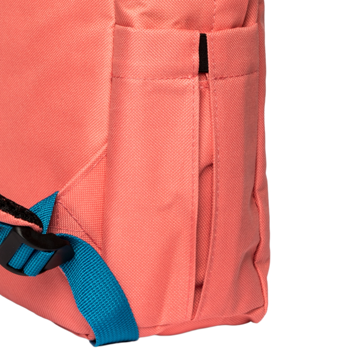 Primer plano de mochila rosa con correa azul y bolsillo lateral.