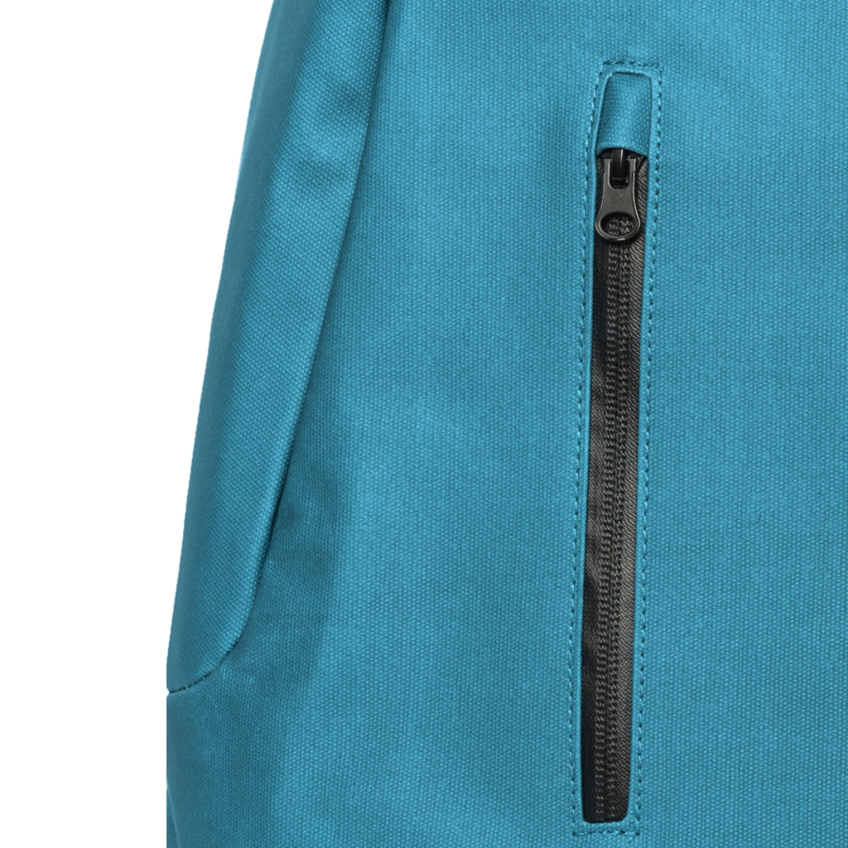 Primer plano de una bolsa turquesa con una cremallera negra en el lateral. La cremallera está cerrada.