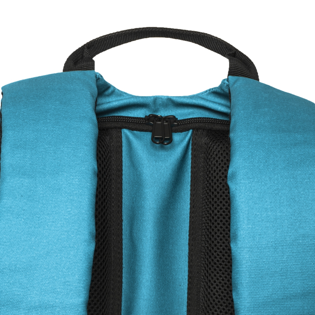 Primer plano de una mochila, azul y negra con cremallera negra.