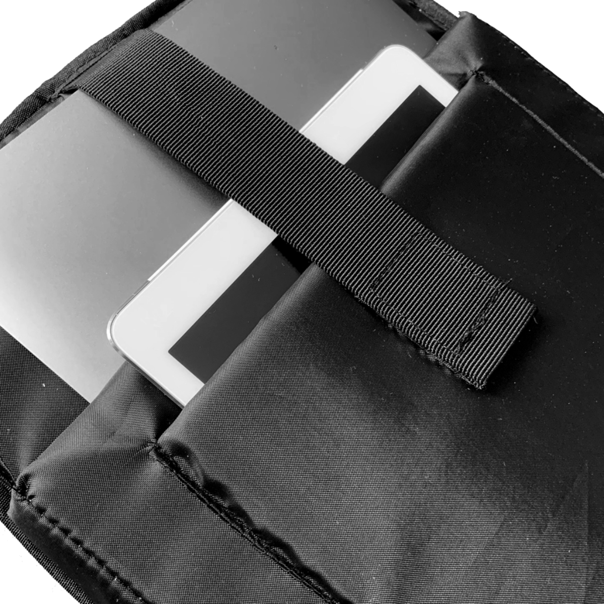 Portátil y tableta negros dentro de una bolsa negra.