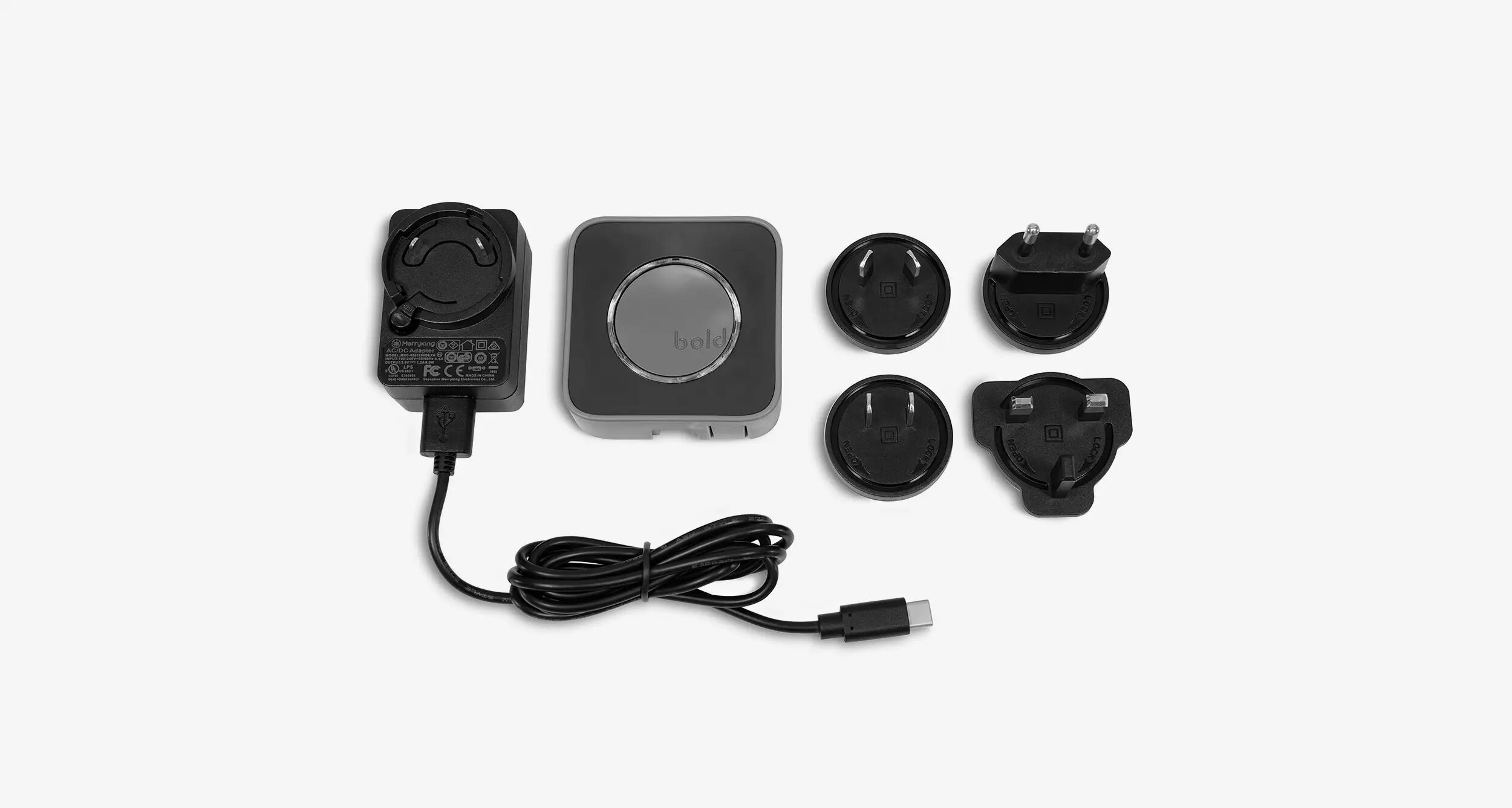 Juego de adaptadores de corriente y una unidad de control, negro y gris, sobre fondo blanco.