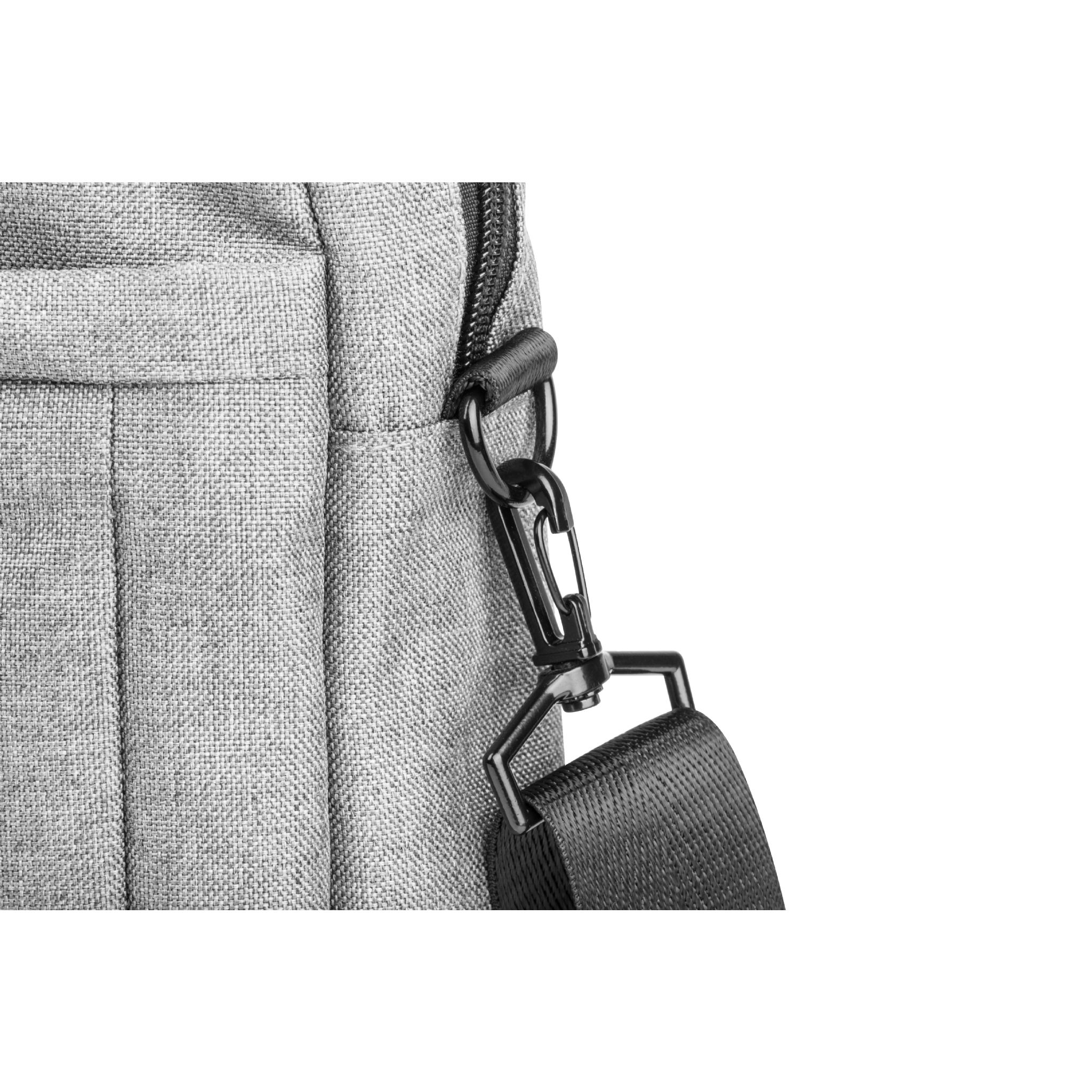 Primo piano di una borsa grigio chiaro con una cinghia nera attaccata da un fermaglio metallico.