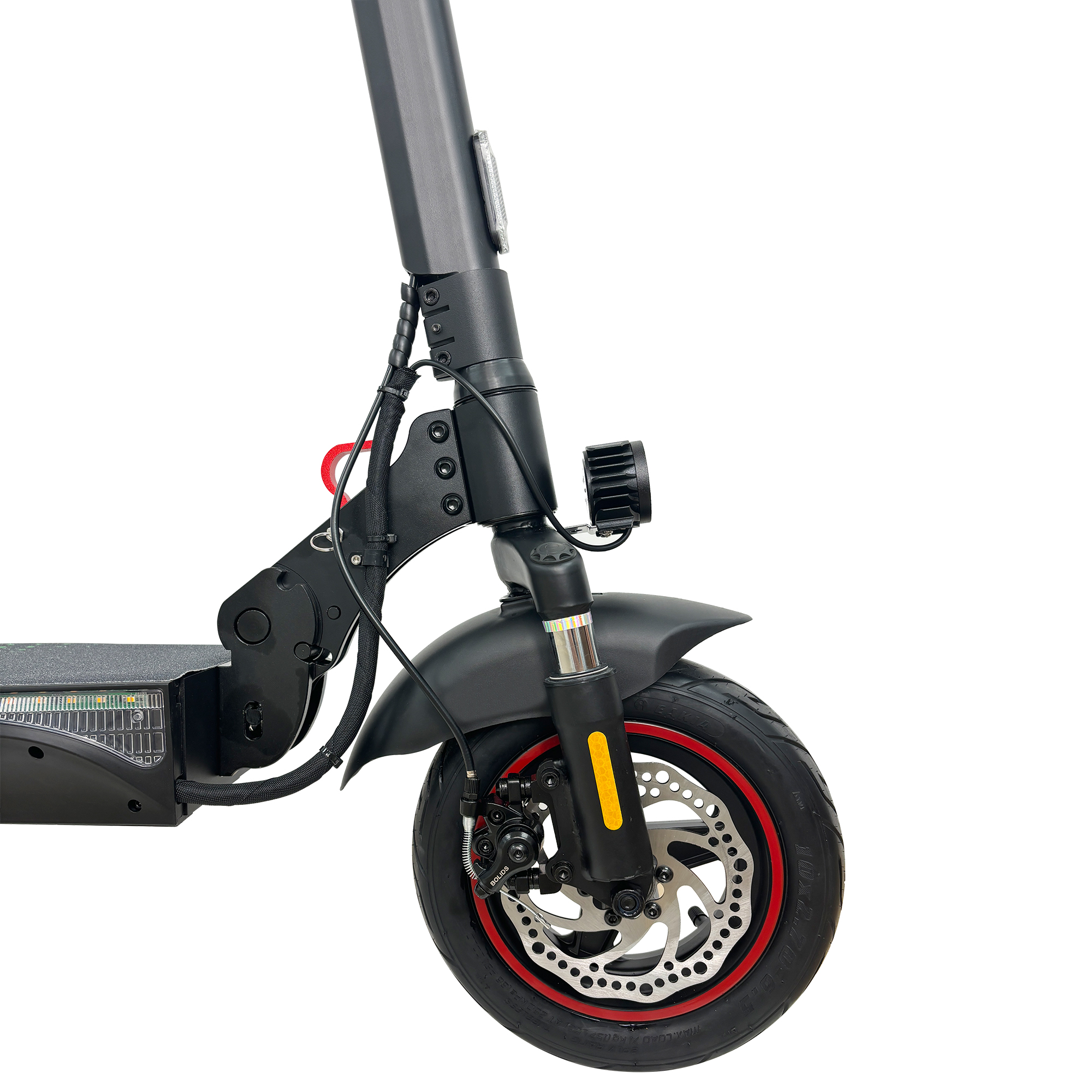 Primer plano de la rueda de un patinete eléctrico, con neumático negro y borde rojo.