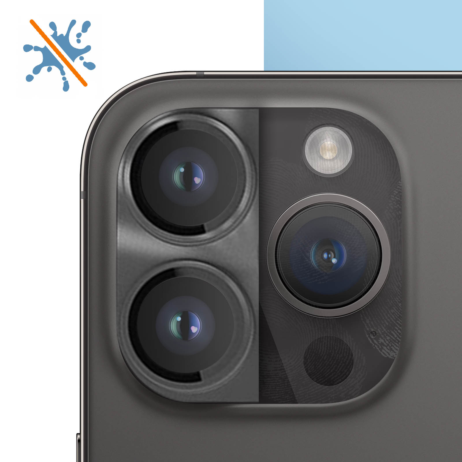 Un modulo fotocamera del telefono con tre lenti e un flash, l'icona dello spruzzo d'acqua è barrata.