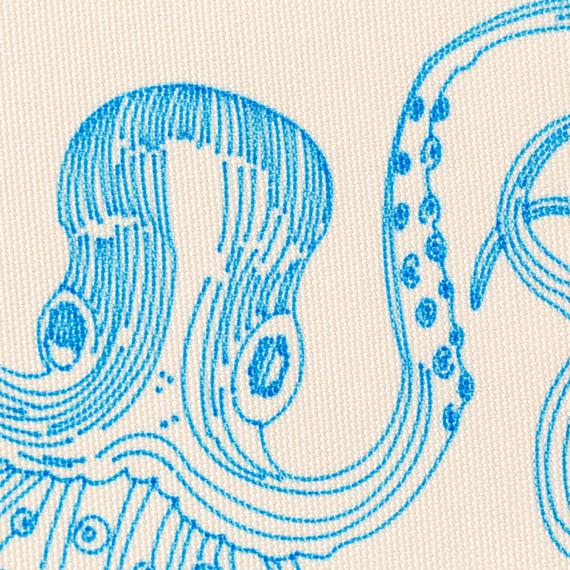 Blaue Tintenfischzeichnung auf beigem Stoff. Detaillierte Linienarbeit, minimalistisches Design.