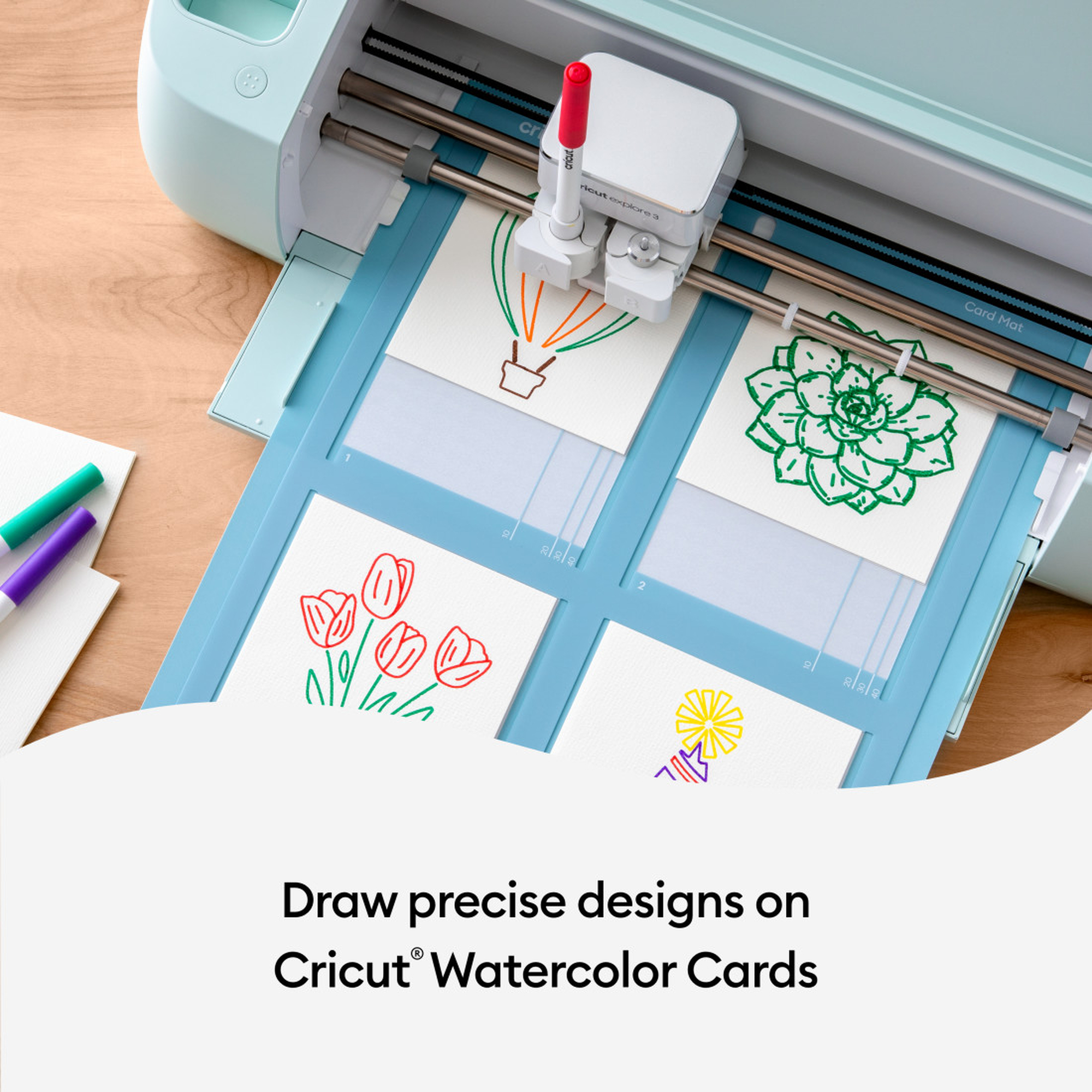 Cricut-Maschine schneidet Aquarellkarten mit Zeichnungen von Blumen und Pflanzen.