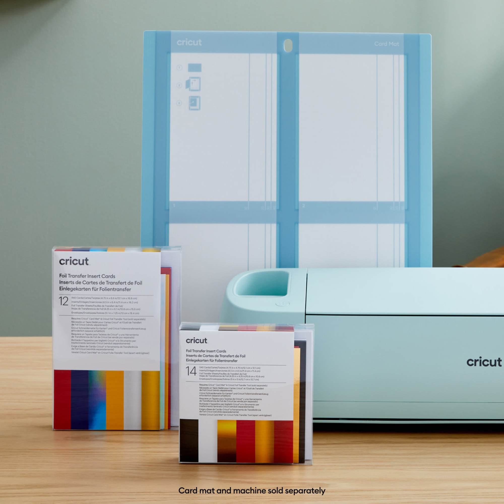 Cricut Folientransferkarten und Maschine, mit einer Kartenmatte, alles auf Holz.