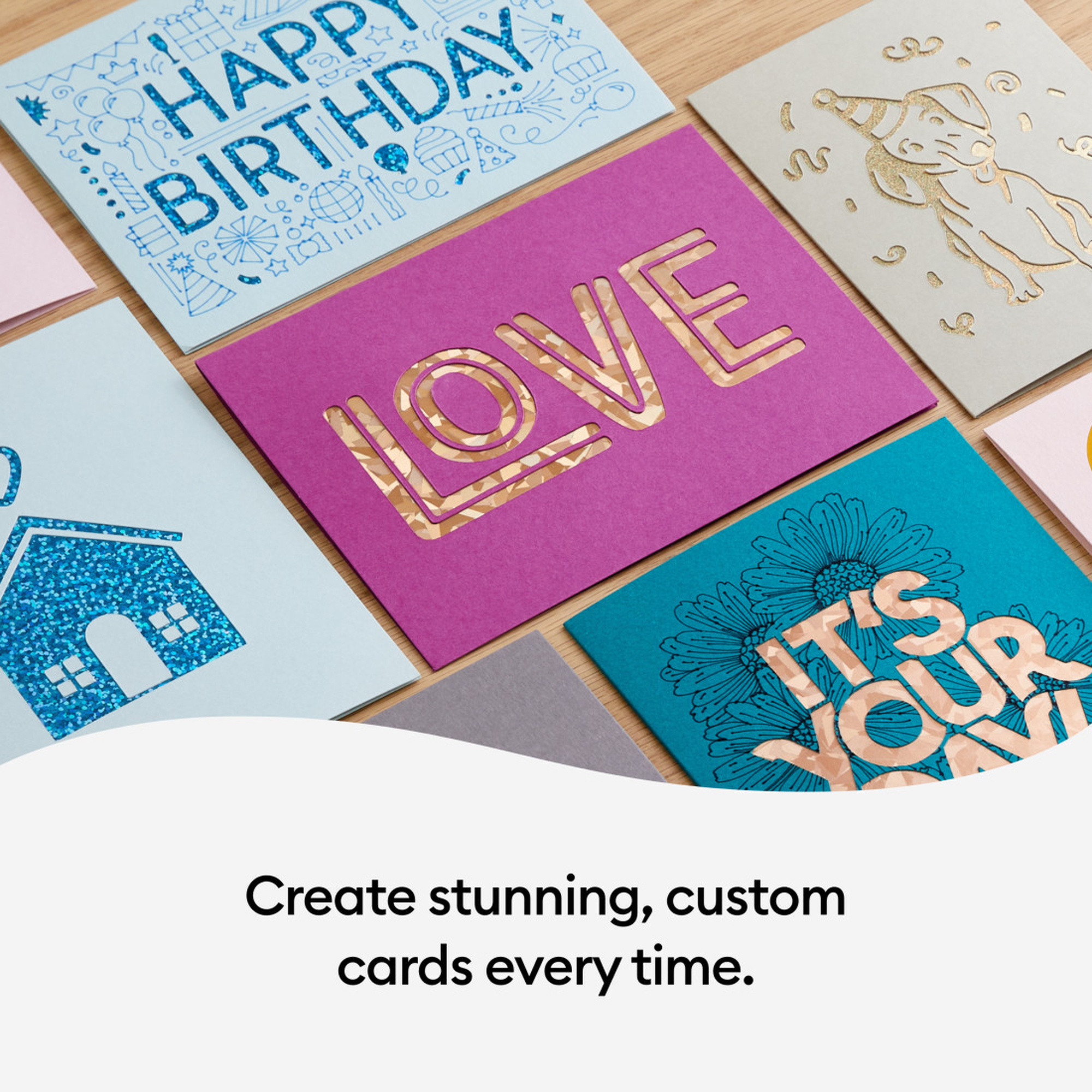 Nahaufnahme von bunten Karten. Eine Karte mit goldenen Buchstaben 'LOVE', andere mit 'HAPPY BIRTHDAY'.