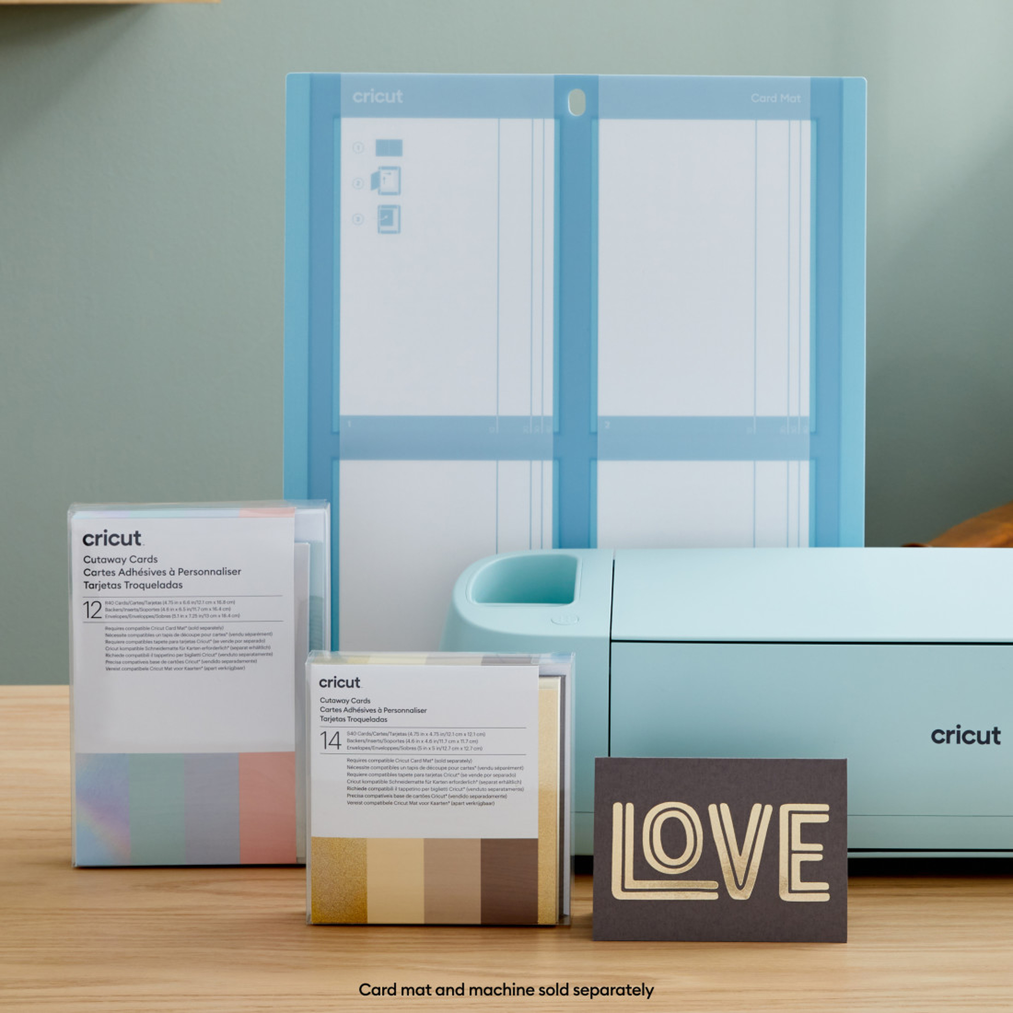 Cricut Schneidemaschine, Kartenmatte und Kartenpakete mit einer LOVE-Karte.