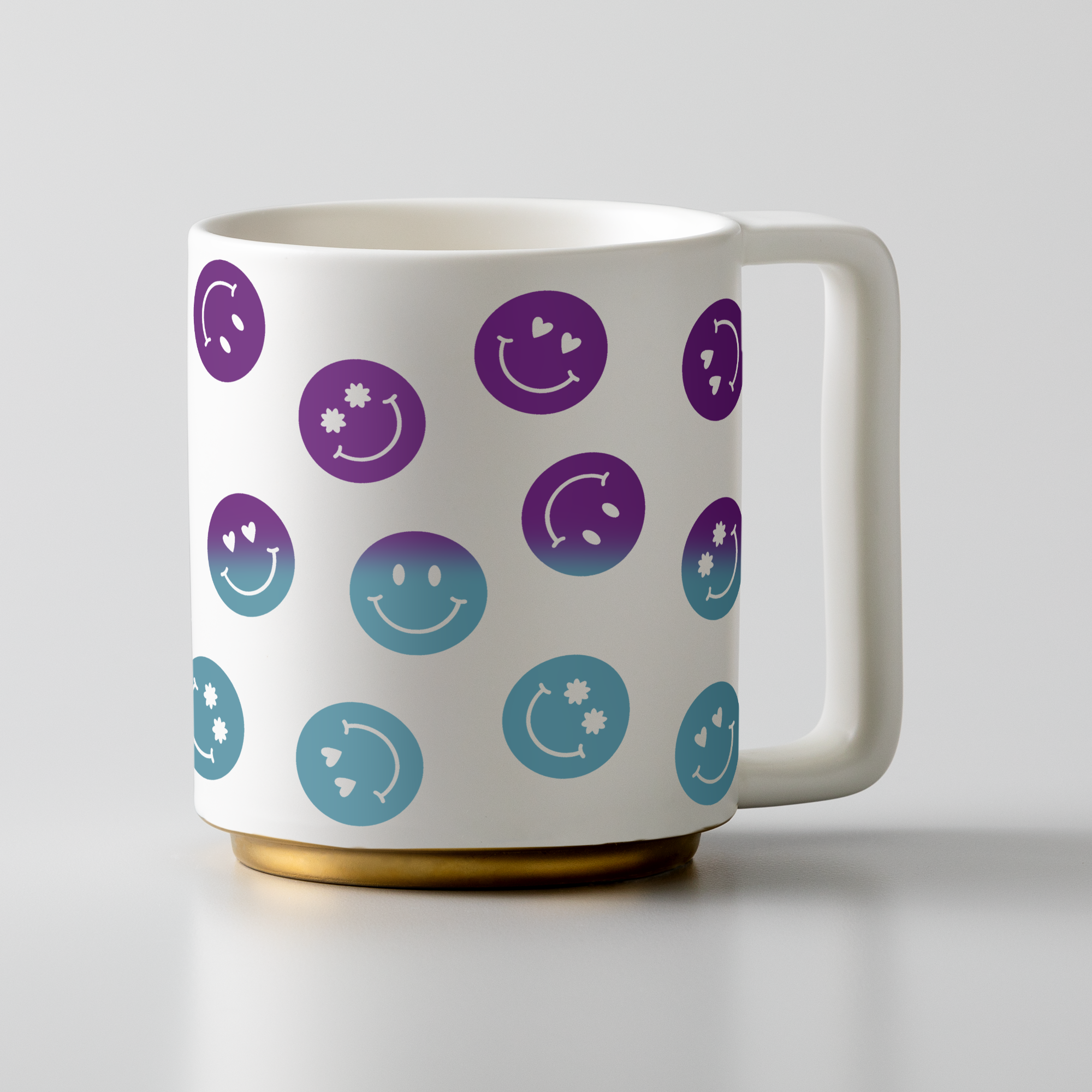 Weißer Becher mit Smiley-Gesichtern in Lila und Blau auf weißem Hintergrund.