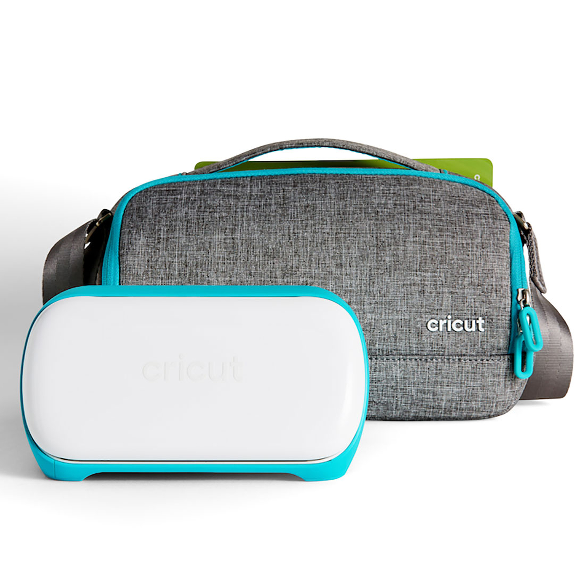 Weiße und teal Cricut Maschine mit grauer Cricut Tasche auf weißem Hintergrund.