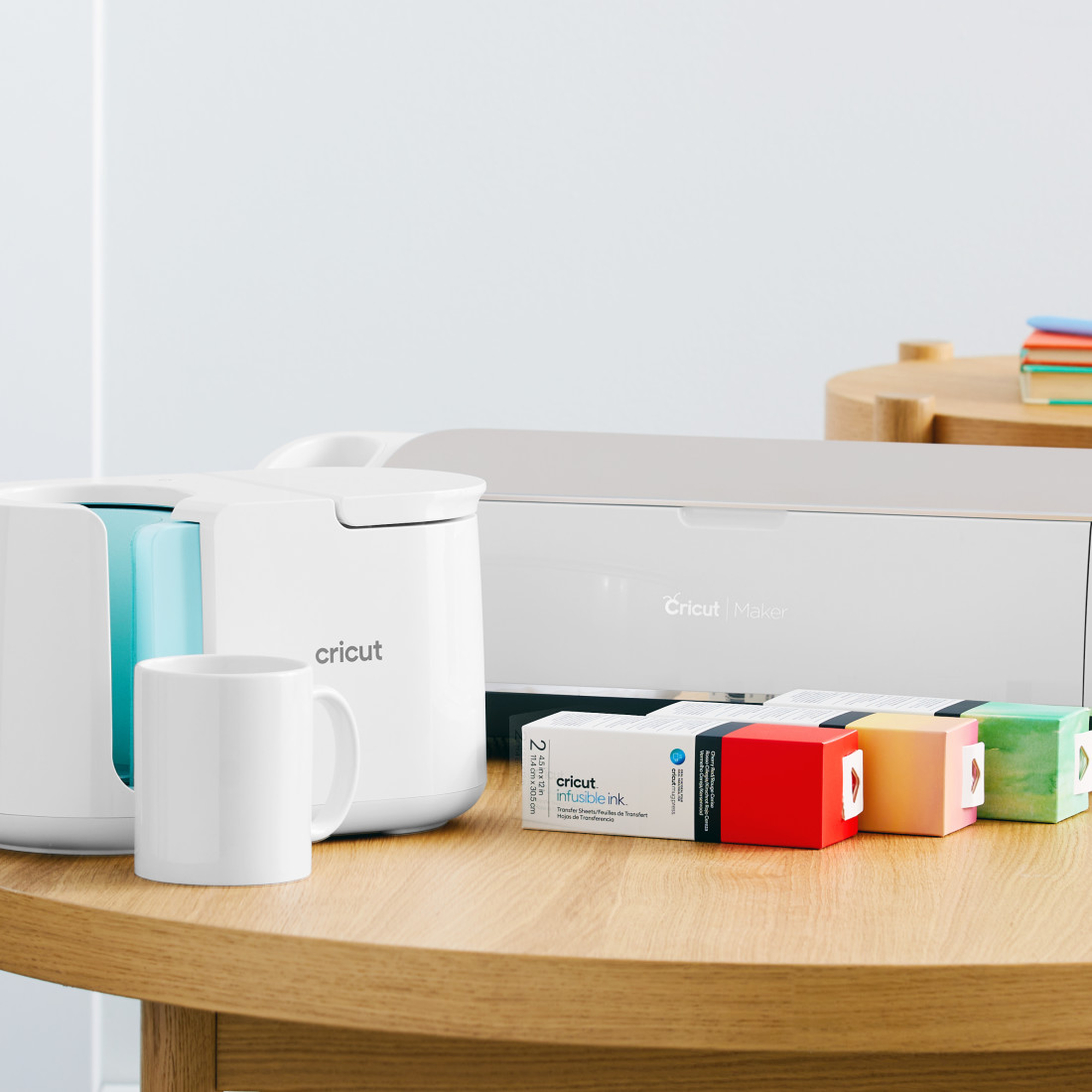 Weißer Drucker mit einer Tasse und Tintenpatronen auf einem Holztisch. Weißer Hintergrund.