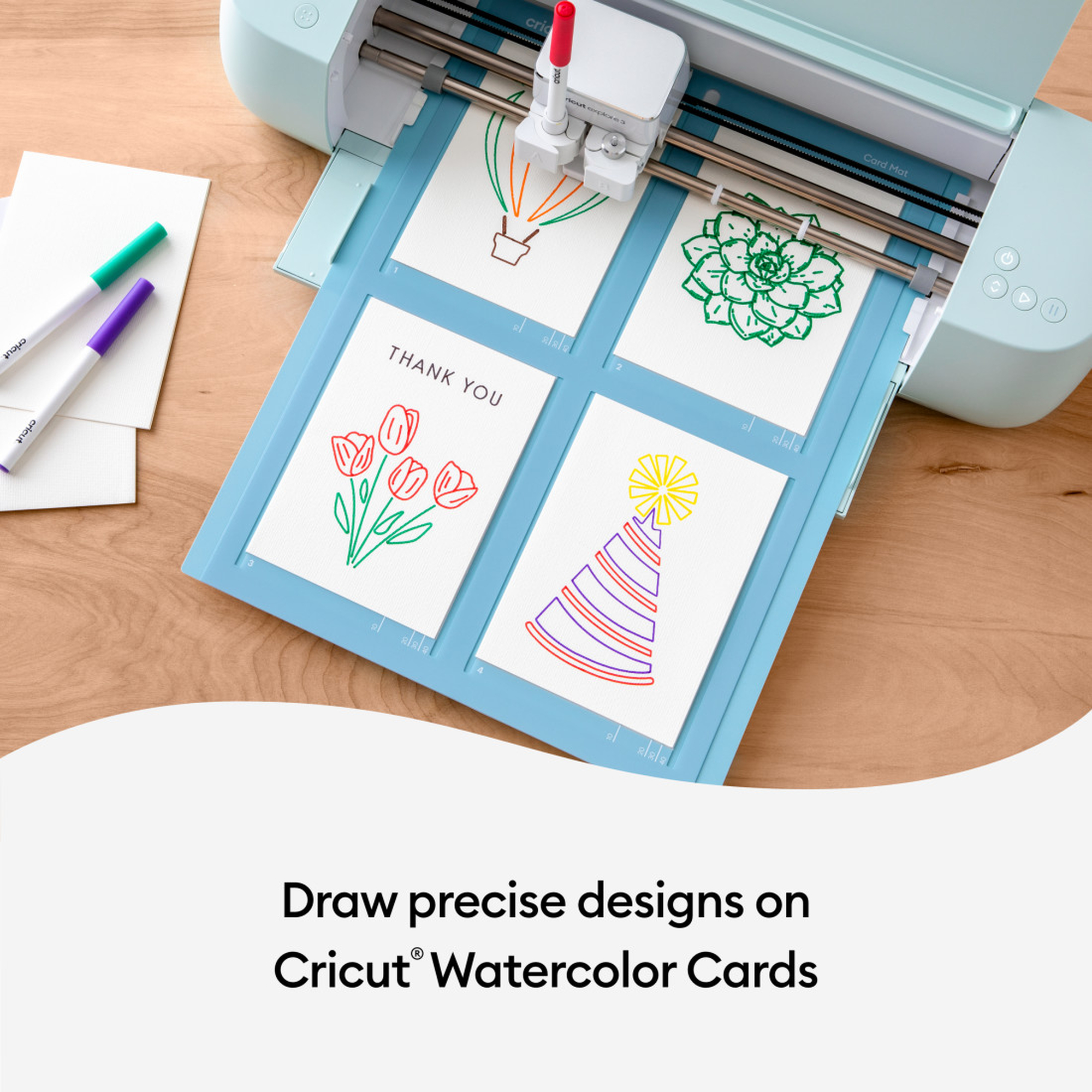 Cricut-Maschine zeichnet Karten mit verschiedenen Designs auf Holzoberfläche.