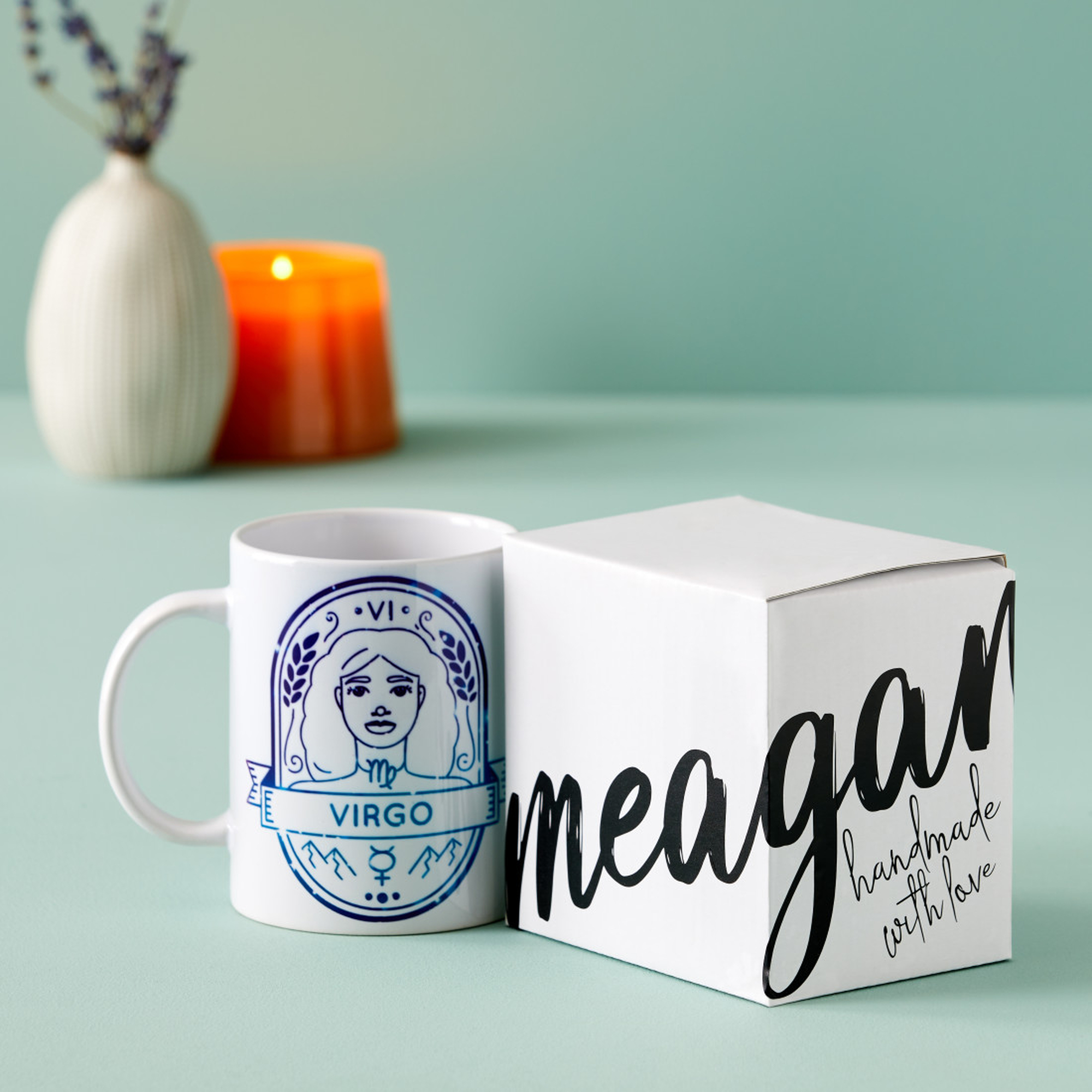 Jungfrau-Tasse mit Box, Kerze und Vase, hellblauer Hintergrund.