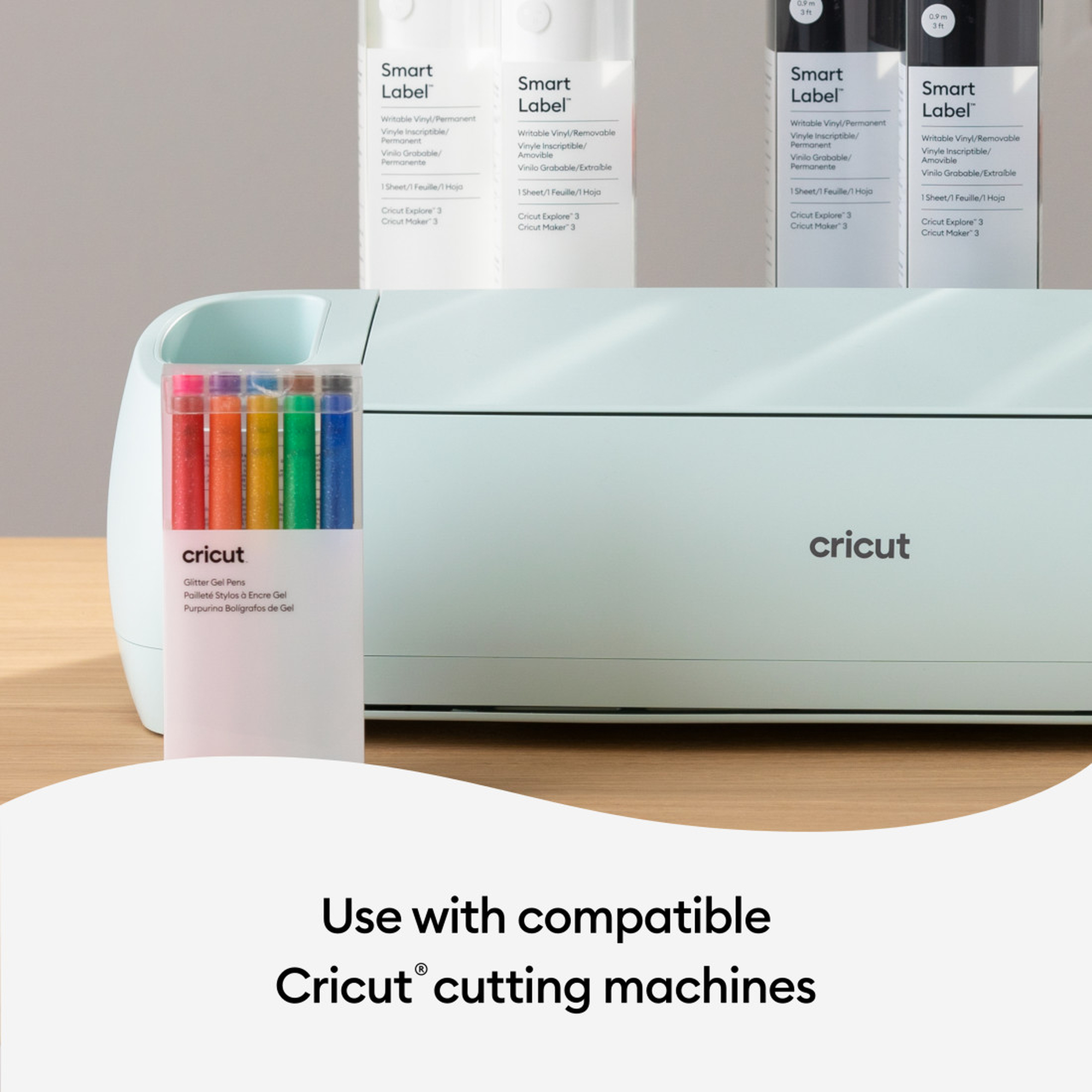 Eine Cricut-Schneidemaschine mit Stiften und Vinylrollen. Text: 'Use with Cricut machines'.