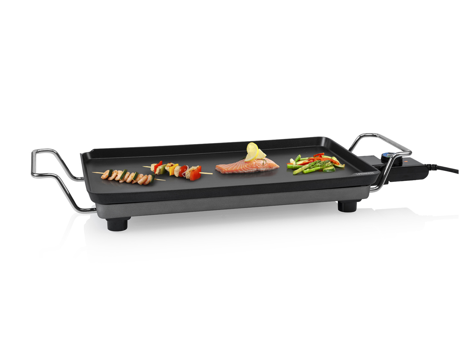 Elektrischer Grill mit Essen, darunter Spieße und Fisch.