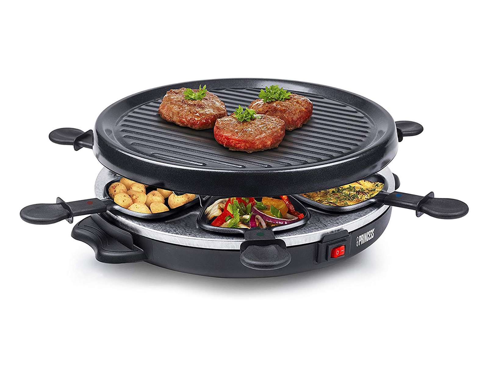 Czarny grill do raclette z trzema burgerami na grillu i warzywami w dolnych tacach. Białe tło.