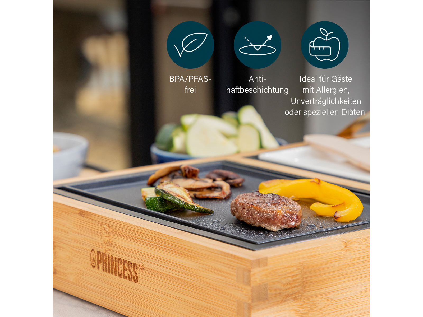 Bambusgrill mit Essen, Gemüse und Text über BPA/PFAS-Freiheit.