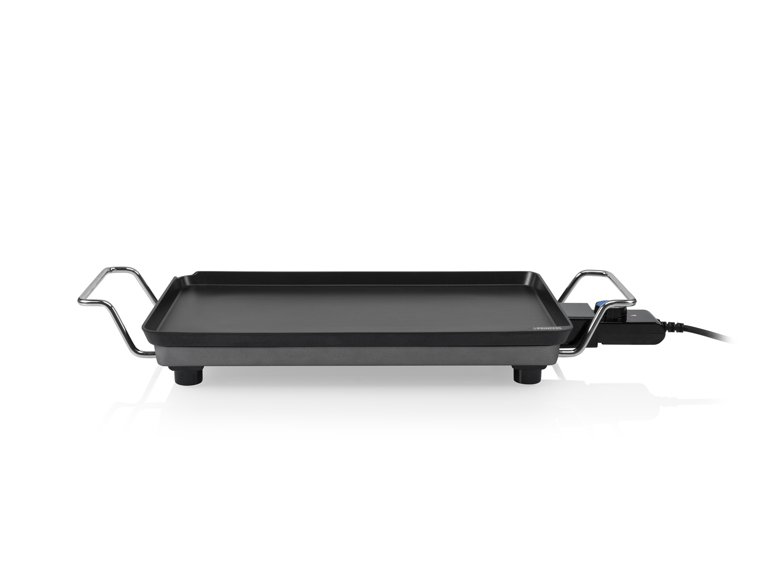 Ein schwarzer Elektrogrill mit silbernen Griffen. Der Grill steht auf einer weißen Oberfläche, weißer Hintergrund.