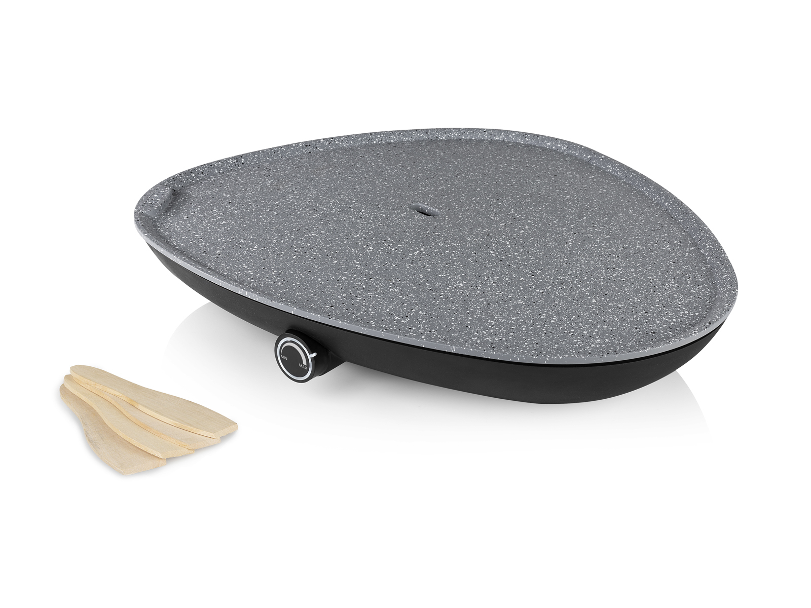 Una griglia per raclette nera e grigia con spatole di legno su sfondo bianco.