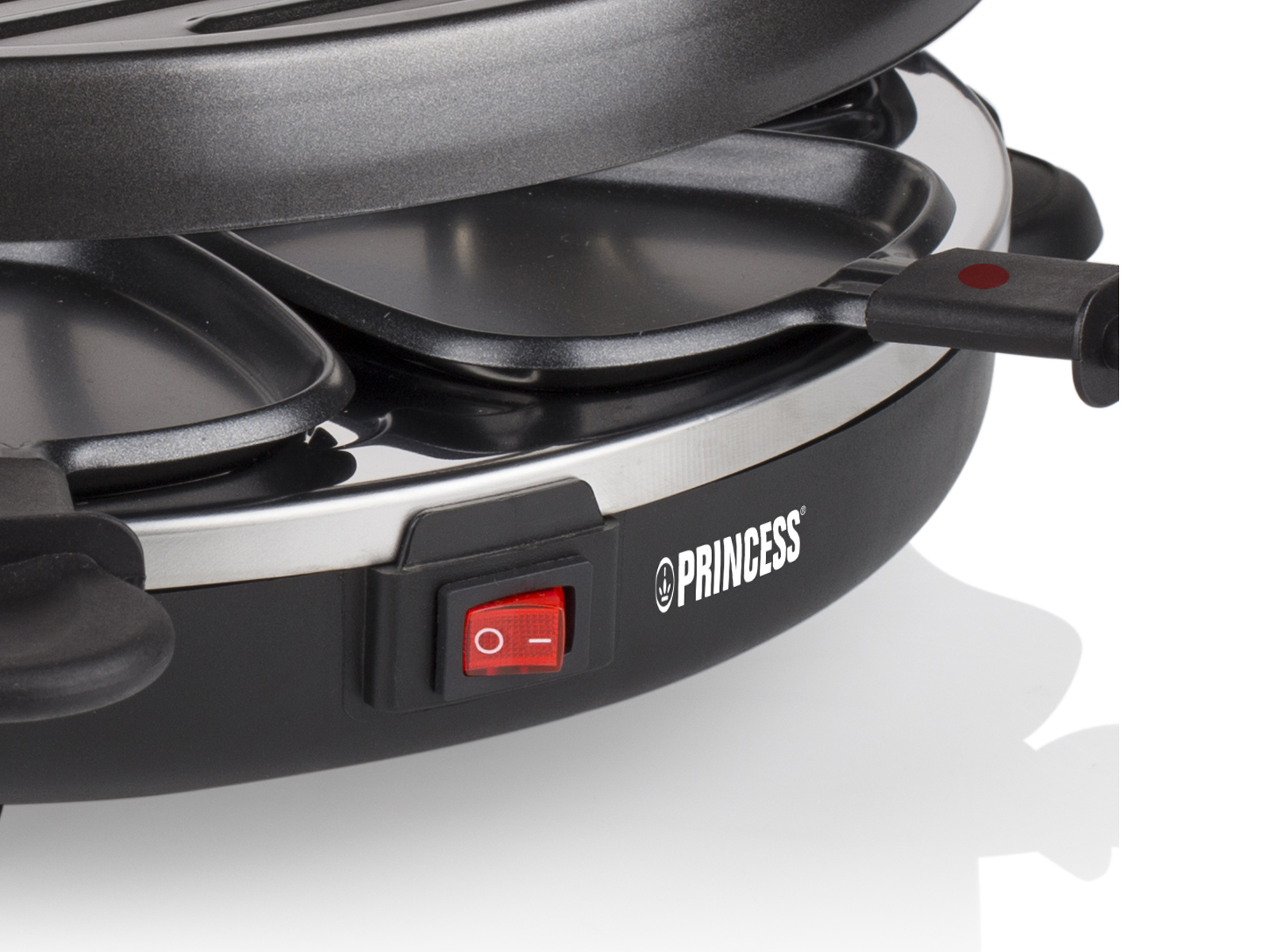 Schwarzes Raclette-Grill mit offenen Pfannen. Der Netzschalter ist rot.