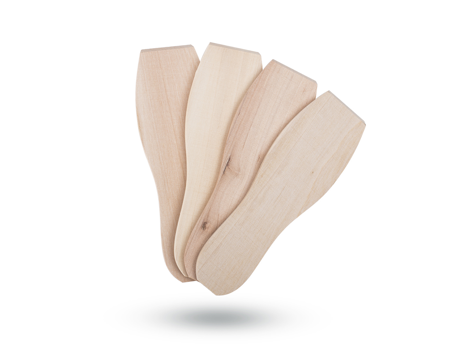 Cuatro espátulas de madera, marrón claro, formas ligeramente diferentes, fondo blanco.